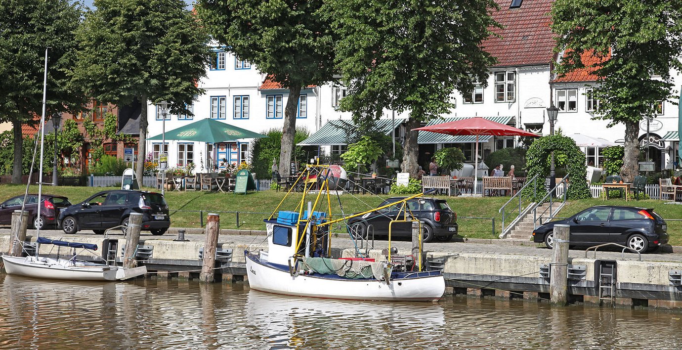 Hafenpromenade vom Wasser aus gesehen