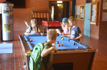 Kinder beim Billard spielen