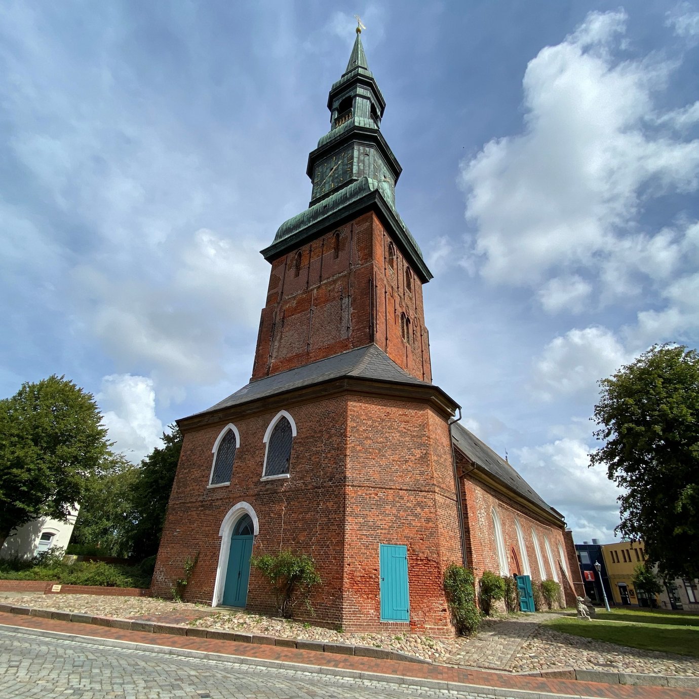 Blick auf den Kirchturm der St.Laurentius Kirche Tönning bein Sonnenschein