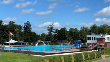 Blick auf das Freibad Tönning bei sonnigem Wetter