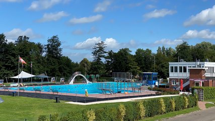 Blick auf das Freibad Tönning bei sonnigem Wetter