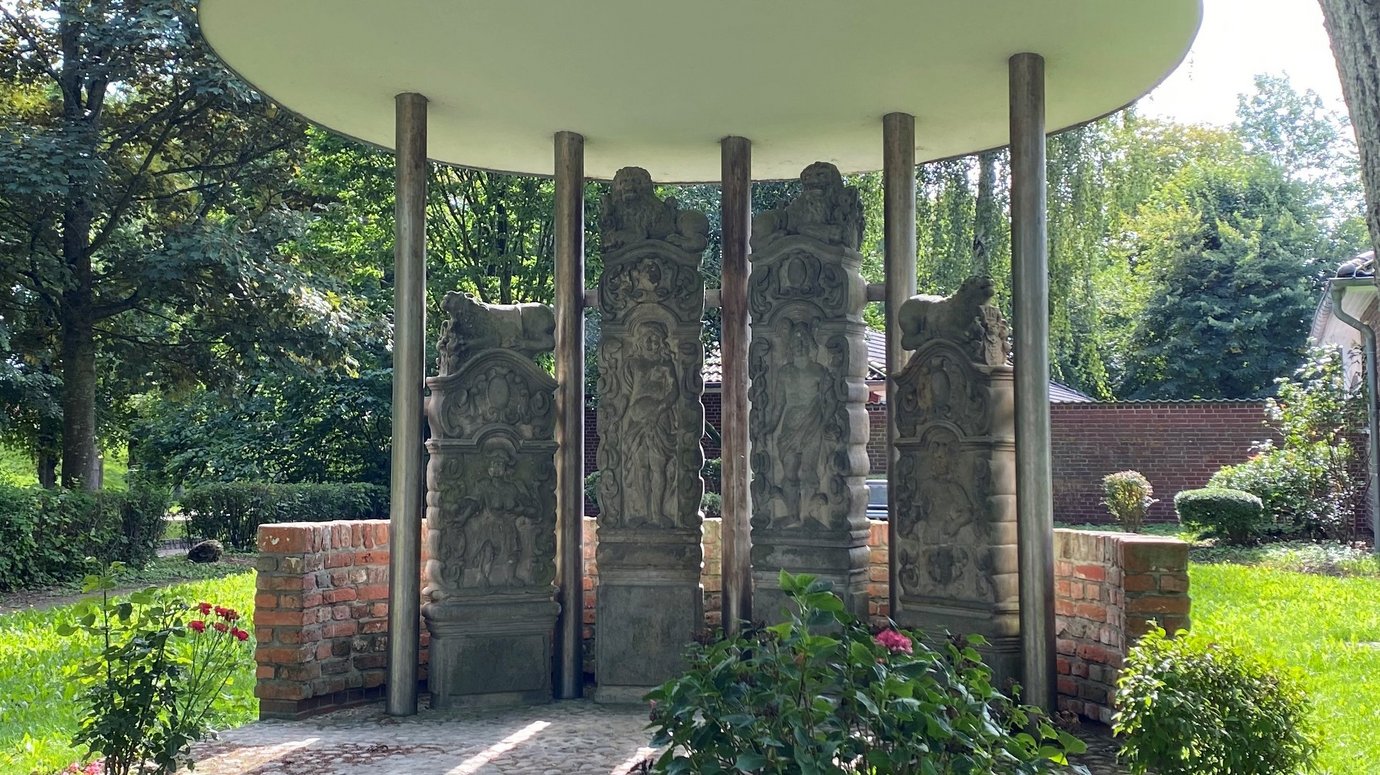 Ausgestellte Sandsteinskulpturen des Tönninger Schlosses im Schlosspark