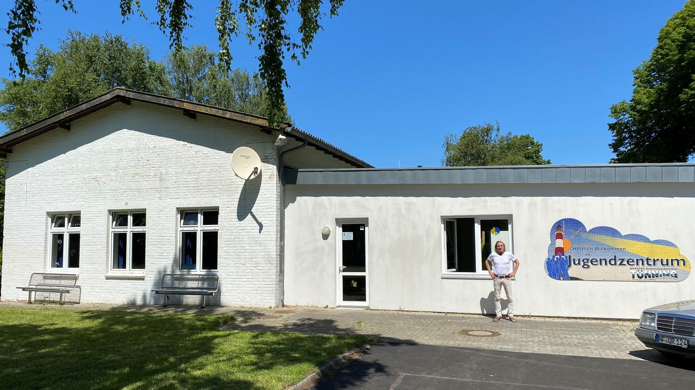 Außenansicht des Gebäudes vom Jugendzentrum Tönning bei Sonnenschein und blauem Himmel