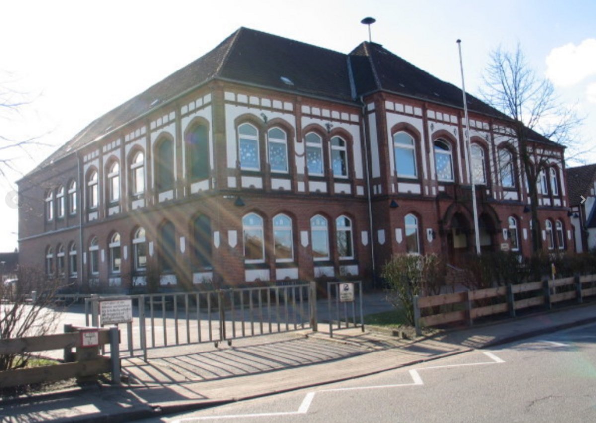 Schule am Ostertor gewinkelte Ansicht auf die Schule mit einem Stück Straße davor