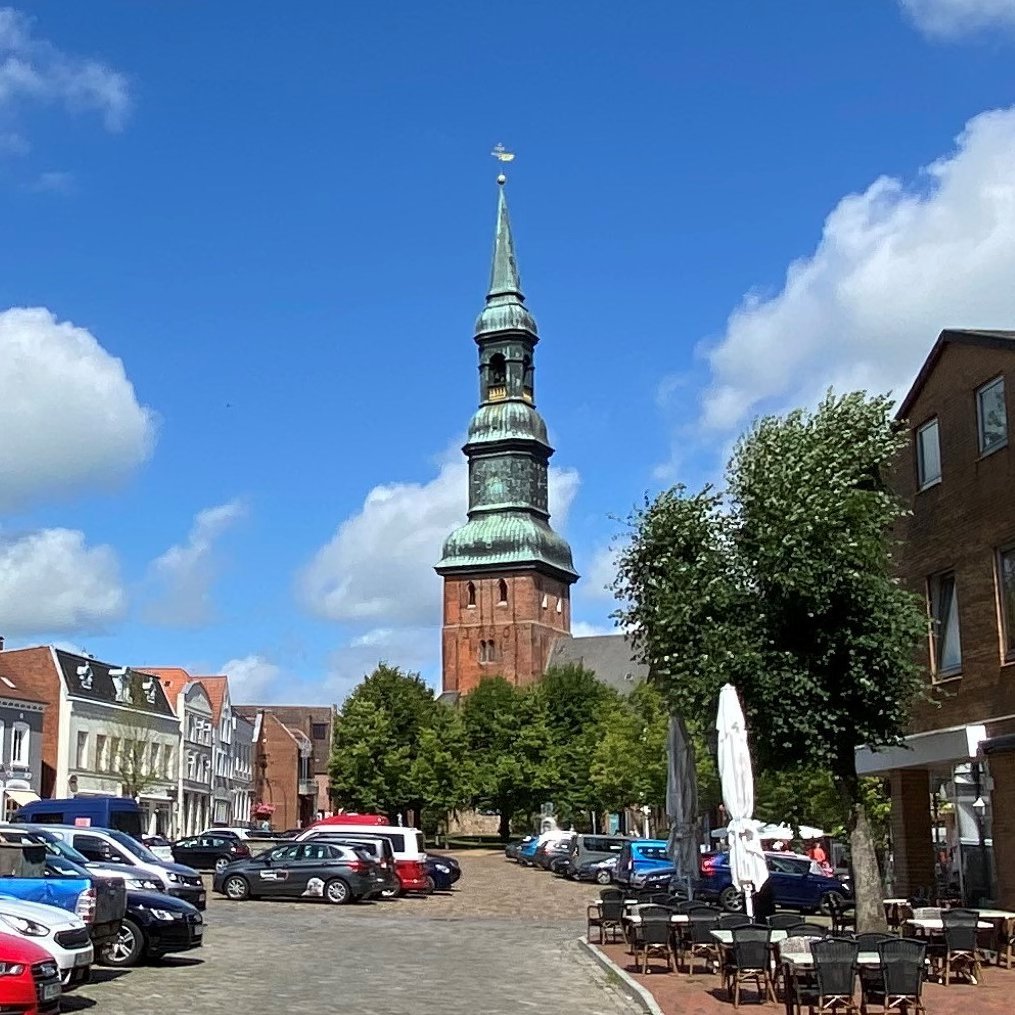 Eine Großaufnahme des Tönninger Marktplatzes an einem sonnigen Tag.