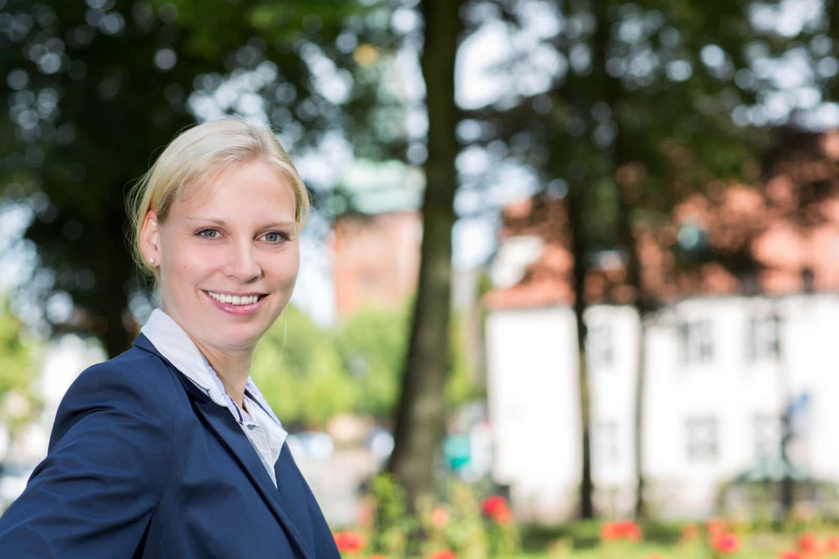 Bürgermeisterin Dorothe Klömmer vor unscharfem Natur Hintergrund