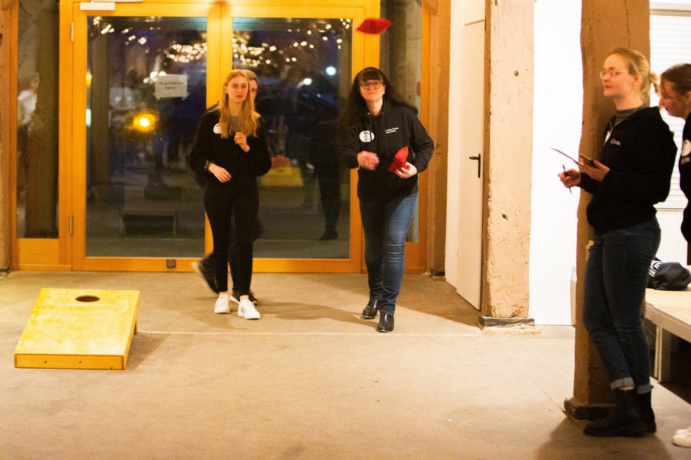 Cornhole Foto des Spiels Sack in Loch werfen