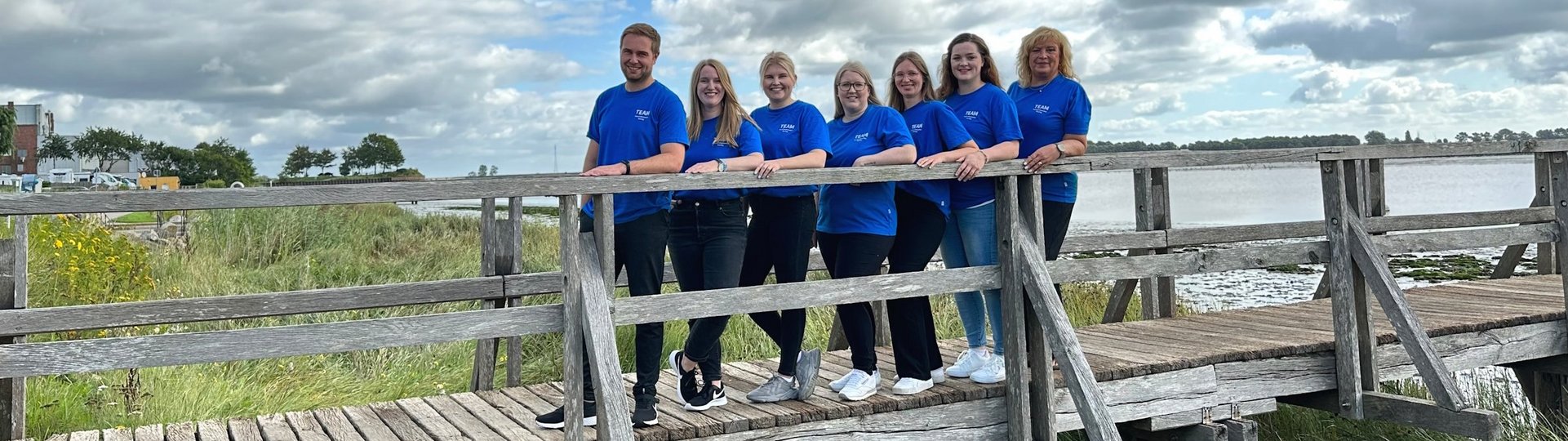 Team der Tourist-Information Tönning am Strand der Eider