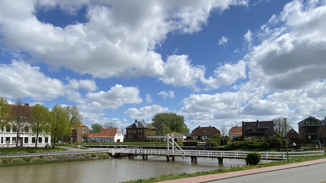 Tönnings weiße Brücke am Hafen